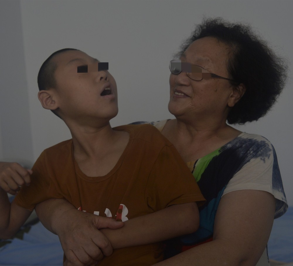 儿子双腿截肢,孙子脑瘫伴癫痫,12岁仍穿纸尿裤